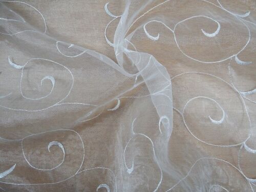 Organza, Girlandenstickerei weiß