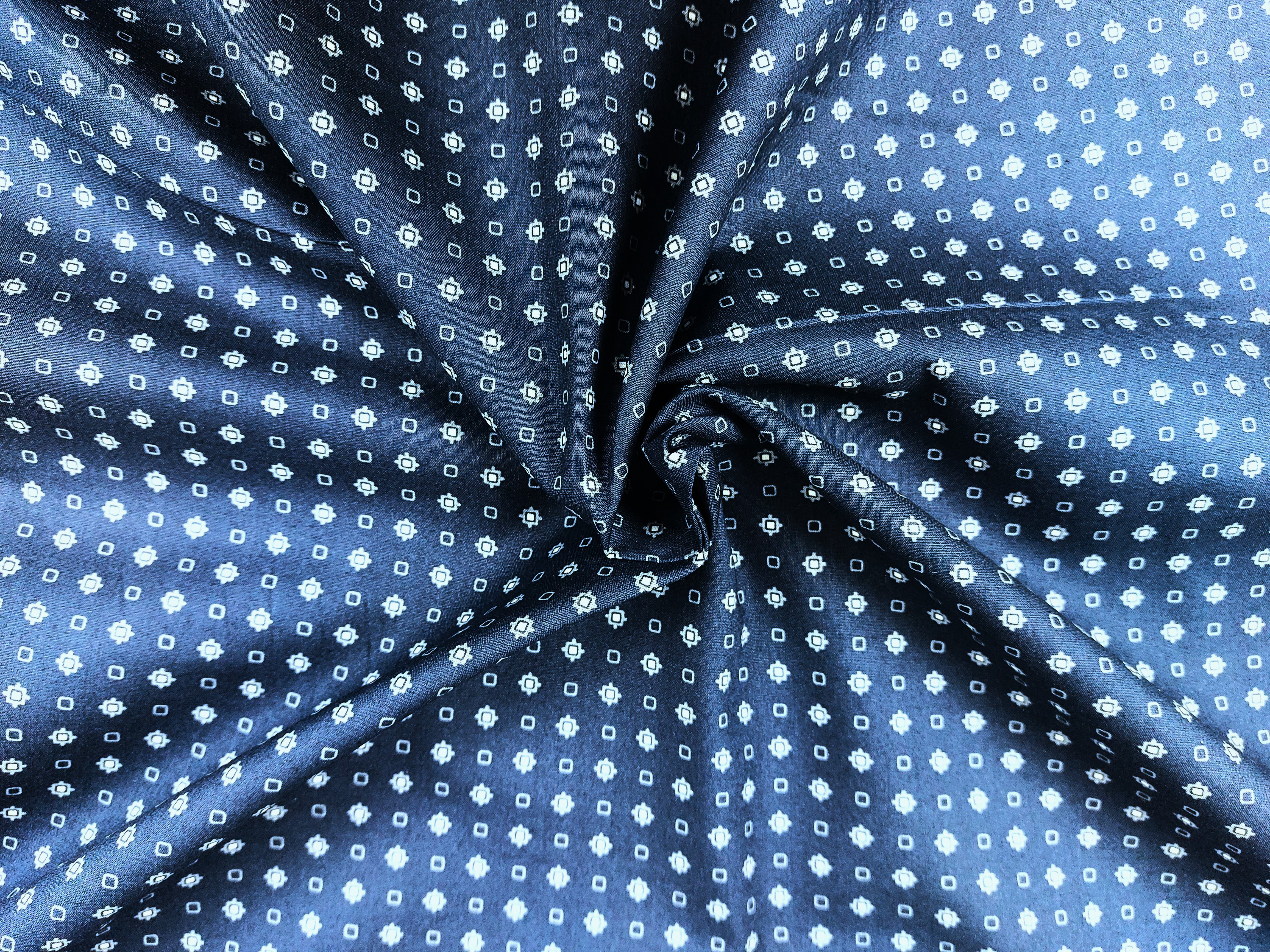 100 % Baumwolle Krawattenmuster. blau