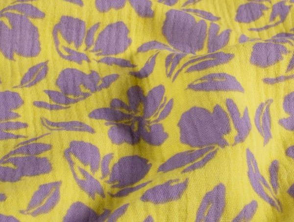 Musselin, florales Muster, gelb / flieder Musselin, florales Muster, gelb / flieder