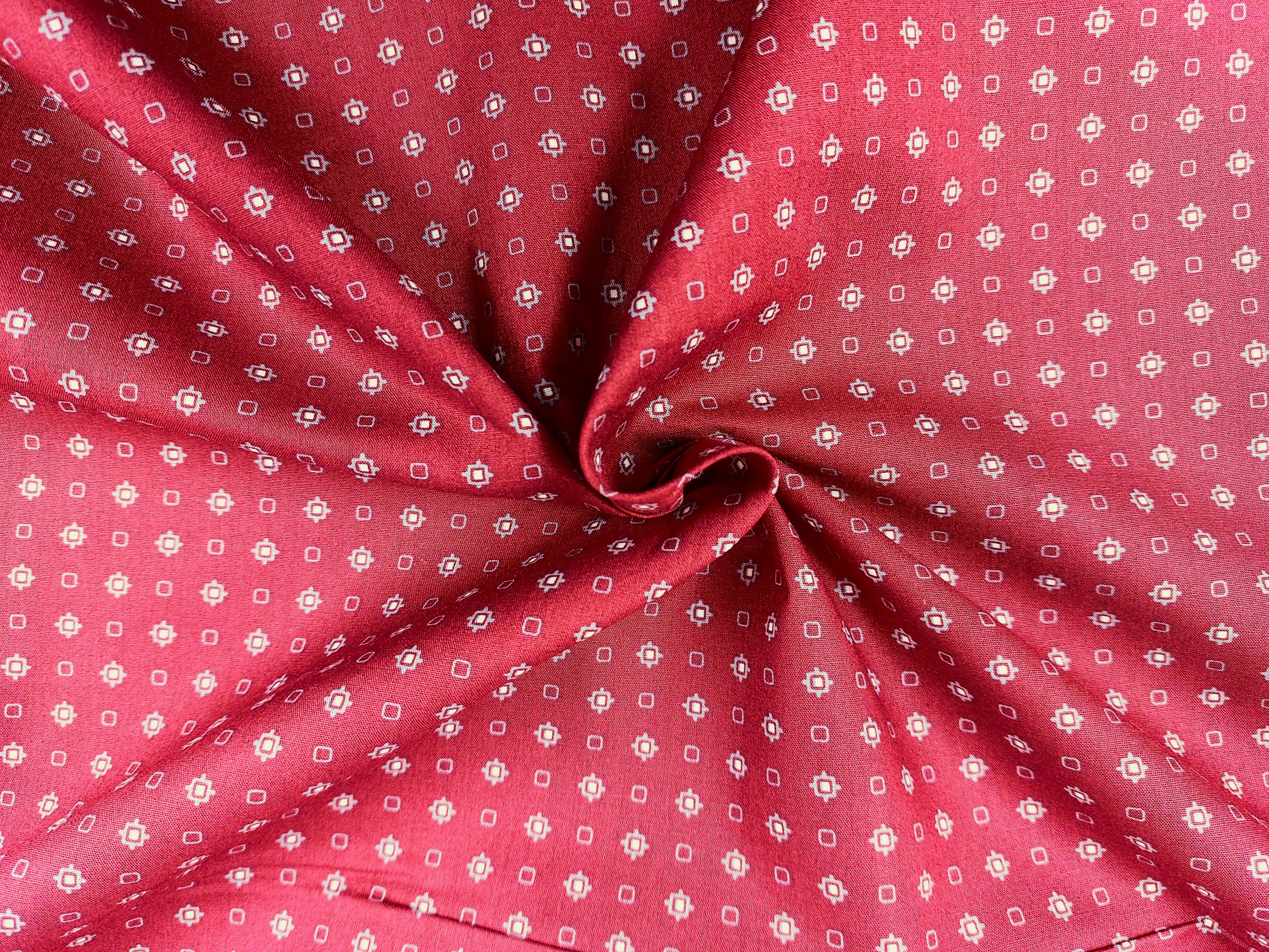 100 % Baumwolle Krawattenmuster. rot