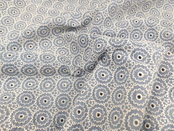 Baumwollwebstoff, dusty bleu, Stickerei Kreise in natur 