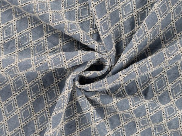 Baumwollwebstoff, dusty bleu, graphische Stickerei in natur 